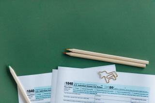 Déclarer les dépenses de gardiennage de maison Formulaire de déclaration de revenus et justificatifs posés sur une table