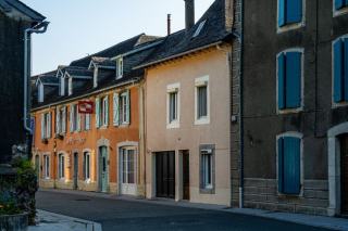 Logement inoccupé signalé aux forces de l'ordre Volets clos d'une maison individuelle vue depuis la rue