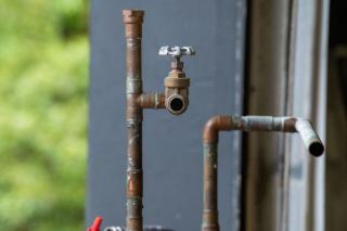 Couper l'eau avant de partir en vacances, oui ou non