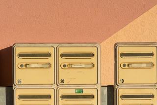 Courrier vacances : faire suivre, garder ou faire relever