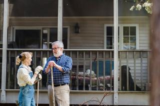 Faire garder sa maison par des retraités : guide complet